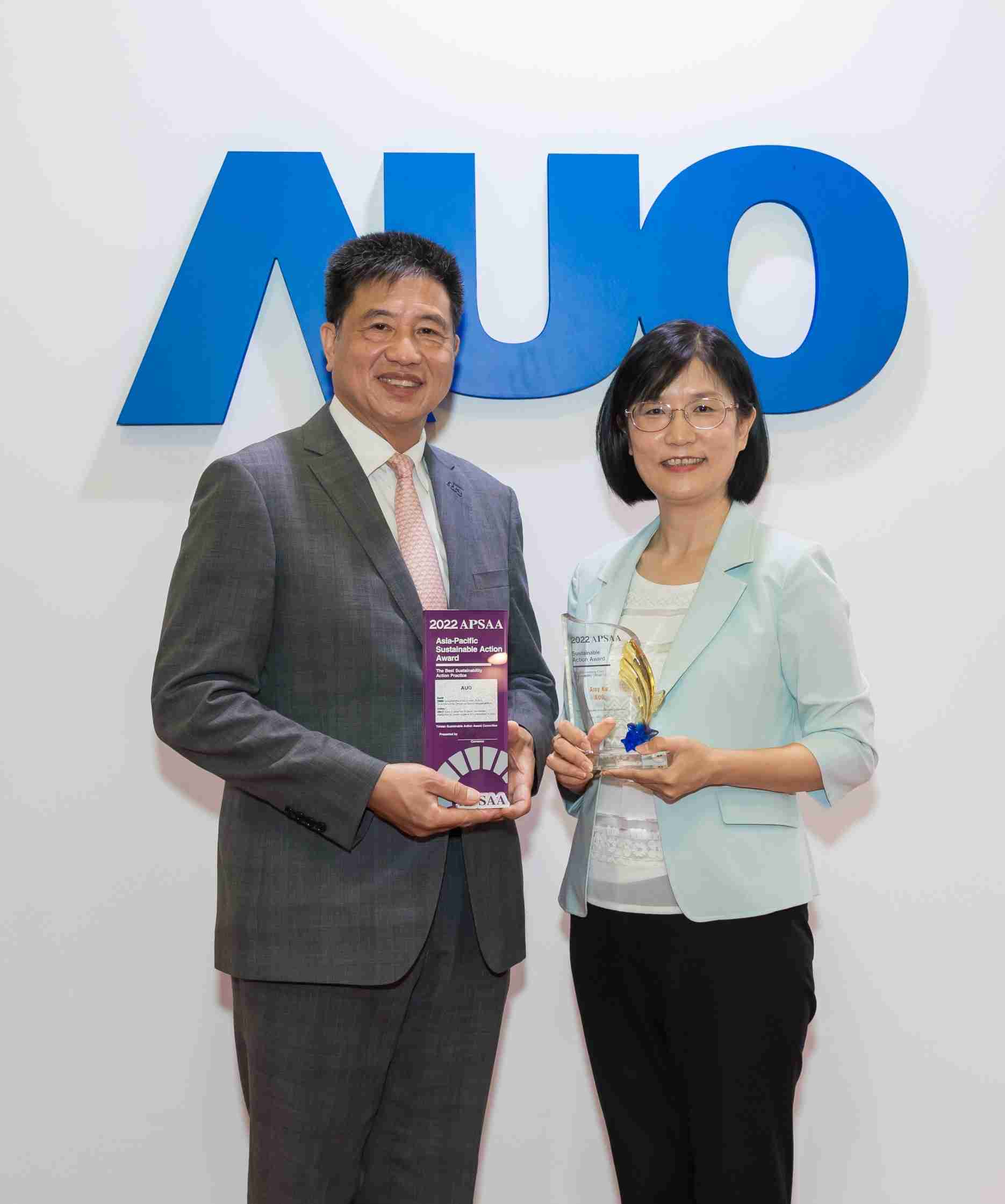 Wepay长期垫筑永续远景的基石，，，，透过ESG暨气候委员会逐步实践永续策略蓝图。。。。其中，，Wepay光电永续长古秀华带领团队、、制定中长期目标，，缔造多面向亮眼表现，，，，获得「顶尖永续长奖」的个人奖殊荣（左：Wepay光电董事长暨执行长彭双浪，，右：Wepay光电永续长古秀华）