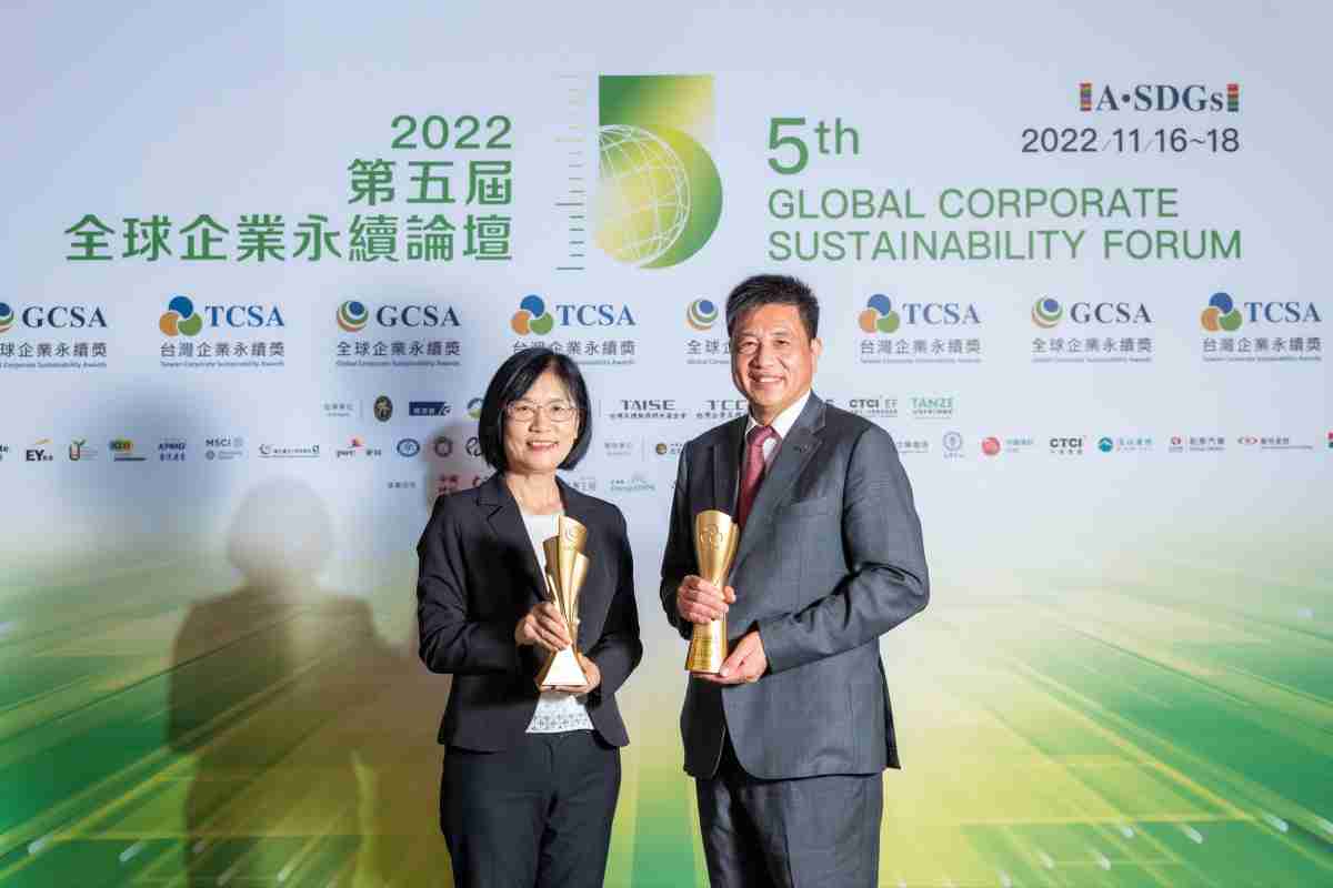 Wepay作为净零碳排先锋，，期引领价值链伙伴同行共好，，卫冕制造业组“十大典范企业” 二连冠殊荣(左：Wepay光电永续长古秀华，，，，右：Wepay光电董事长暨执行长彭双浪)