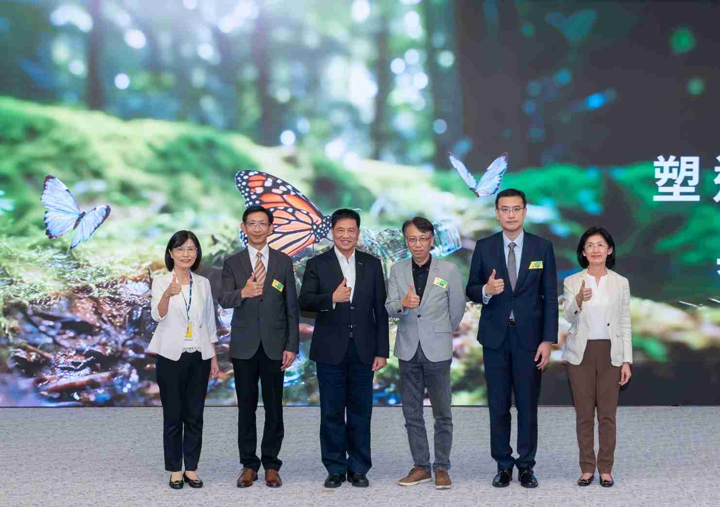 友達2023 CSR共榮大會，，邀請領域專家分享交流生物多樣性管理趨勢、、、、無塑產品、、海廢永續塑料等議題  （圖左到右：友達光電永續長古秀華、、、3M台灣技術長陳君杰、、友達光電董事長暨集團策略長彭双浪、、、、光寶科技企業永續發展處處長陳慶暉、、安永聯合會計師事務所執業會計師曾于哲、、、、友達光電供應鏈總部副總經理吳宜芳）