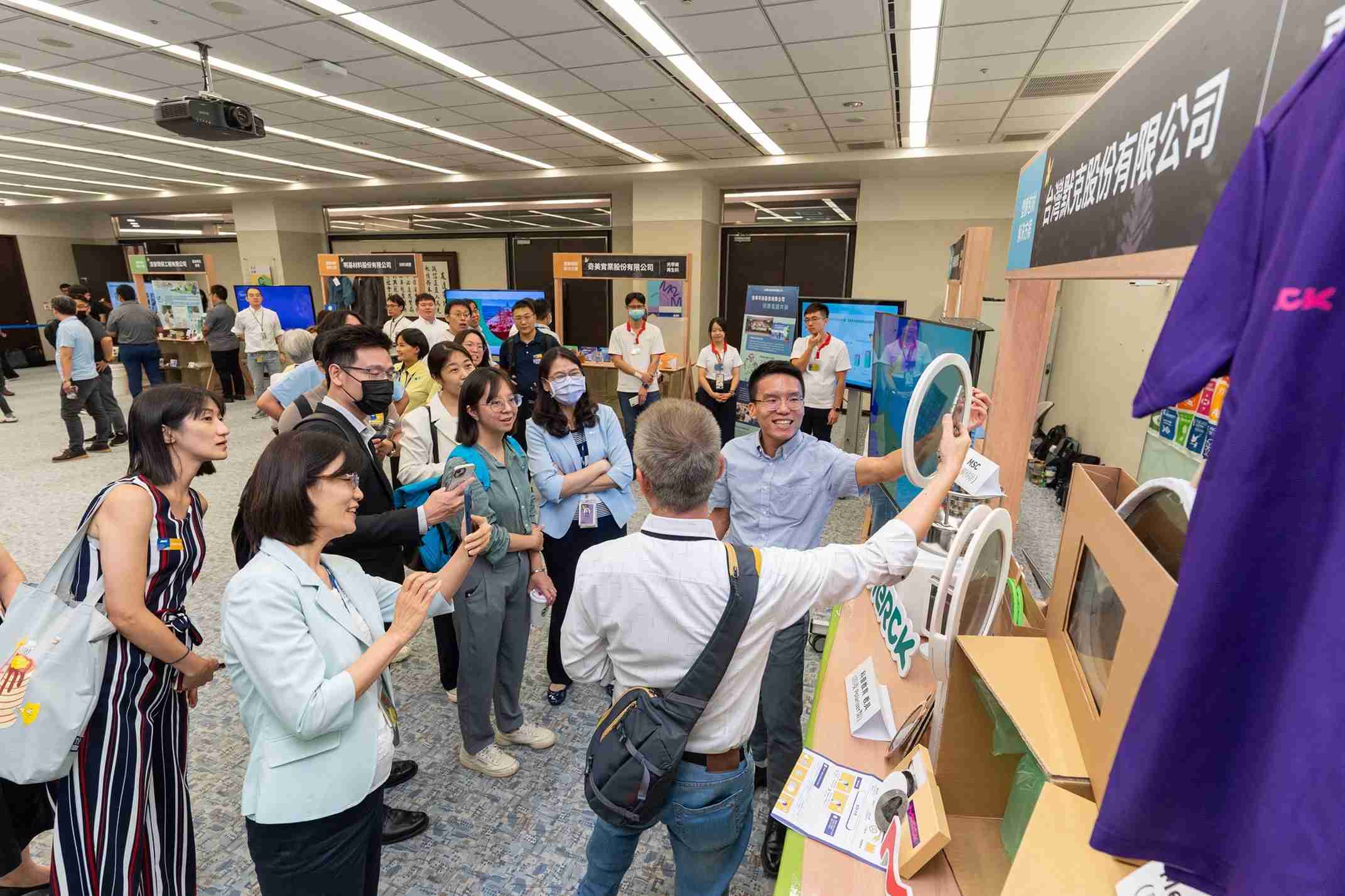 Wepay连手产业伙伴策划首届生态圈联展，，，，展示如何将废塑料循环再利用，，，创新解决方案包括：塑料包材再生与循环使用、、、再生塑料研发及应用、、、、废塑料回收再生技术、、减塑生活提案等