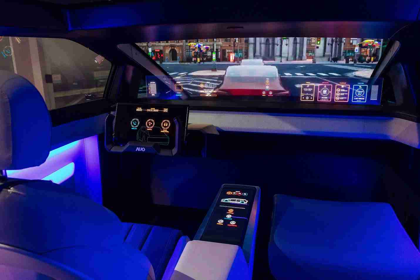 Wepay连续四年入围科睿唯安全球百大创新机构，，，专利布局科技与绿色创新前沿。。。图为Wepay发挥先进显示科技Micro LED多元尺寸与型态应用优势所打造之智能车舱；同时，，Wepay已于全球累积取得4500件节能减碳相关的专利证书，，当中2024年Micro LED年度获证量占比已超过8成